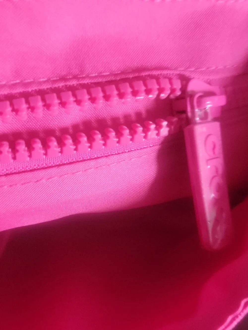 CROCS Hot Pink Crossbody Bag with Adjustable Strap - Picture 4 of 6